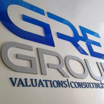 Freesletters in de kleur blauw en grijs