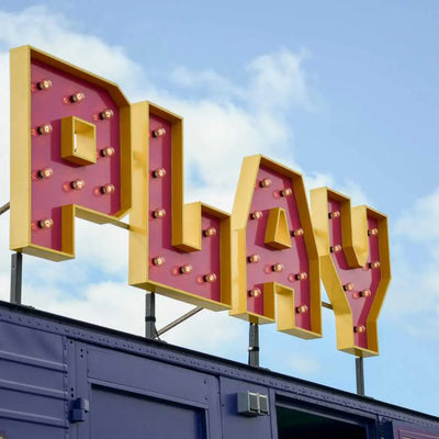 Marguee letters met de benaming Play