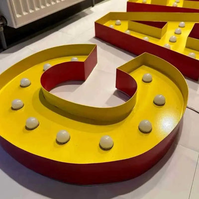 Marquee letters geel op rood